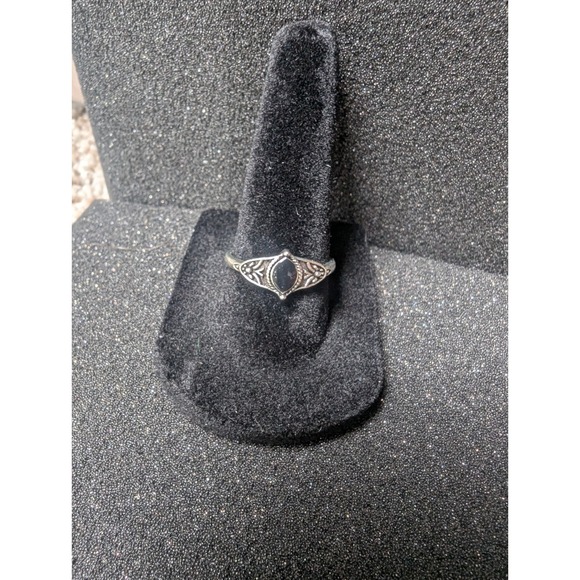 Jewelry - Silver Toned Ring With Black Oval Stone And Flower Pattern - Size 7.5‎